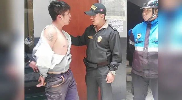 El agresor junto a un efectivo policial y un agente de serenazgo