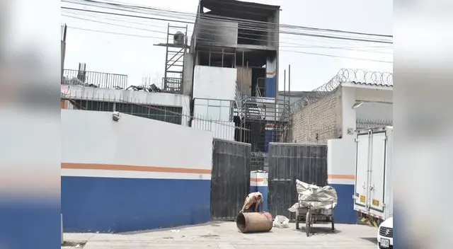 Bomberos lograron controlar el siniestro sin que se produzcan daños personales Bomberos lograron controlar el siniestro sin que se produzcan daños personales