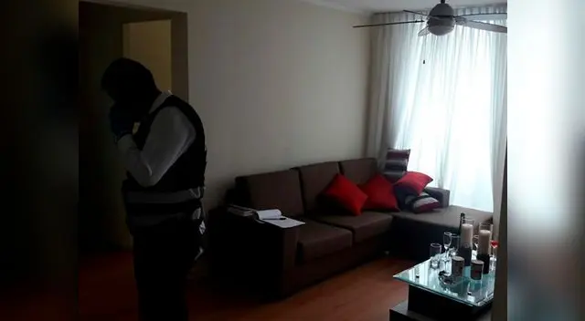 Peritos dentro del departamento. Se observan copas y licor.