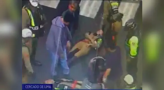 Policías de tránsito son embestidas por un auto Policías de tránsito son embestidas por un auto