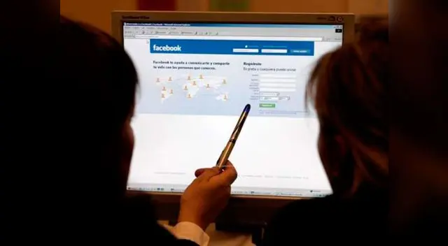 Limeños entran a Facebook desde sus trabajos 