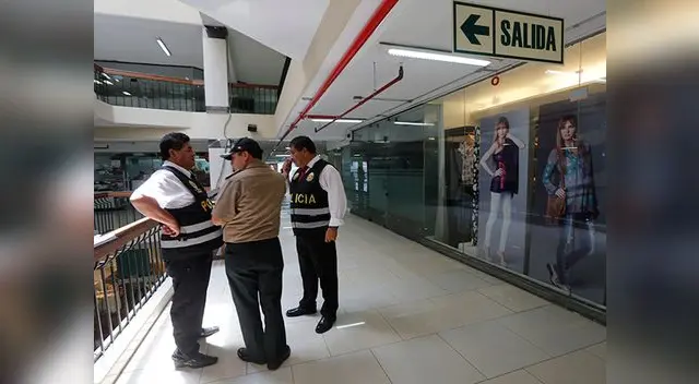 Detectives llegaron hasta el local de Wester Union para las investigaciones