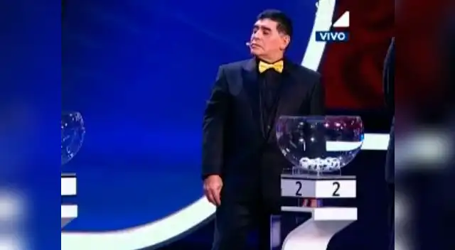 ¿Qué miraba con tanta atención Diego Maradona durante el sorteo del Mundial? | Captura de pantalla: Latina