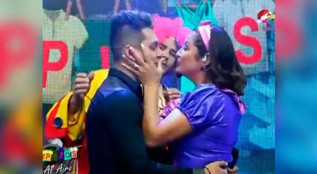 Karla Tarazona sorprende a todos al besarse con cantante de cumbia Karla Tarazona sorprende a todos al besarse con cantante de cumbia