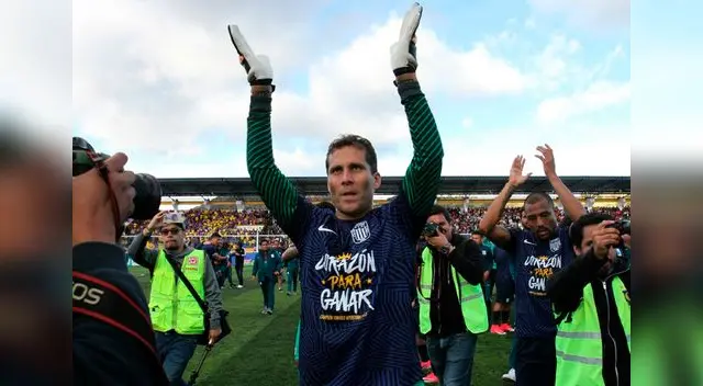 leao Butrón saluando a los hinchas 