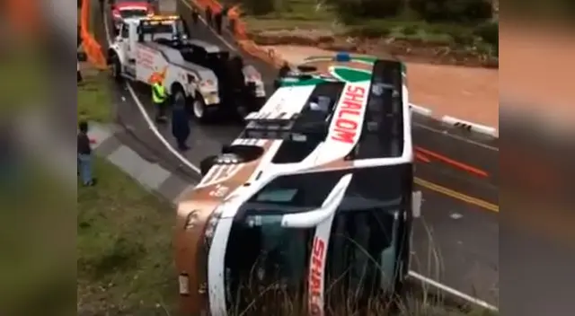 Bus se volcó a pocos metros del río Mantaro 