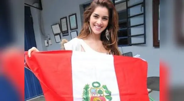 Korina Rivadeneira con la bandera de nuestro país.