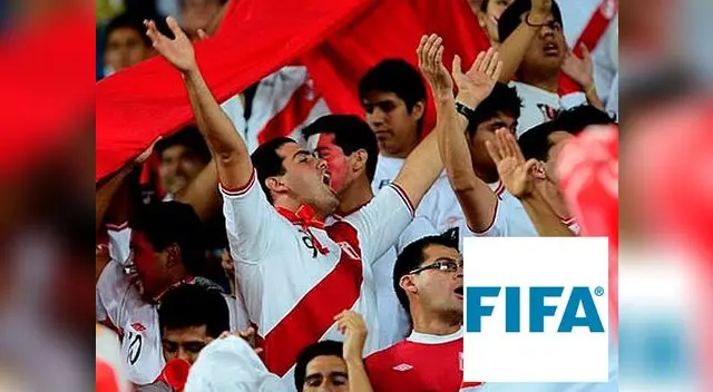 Hinchas de la selección peruana y logo de la FIFA