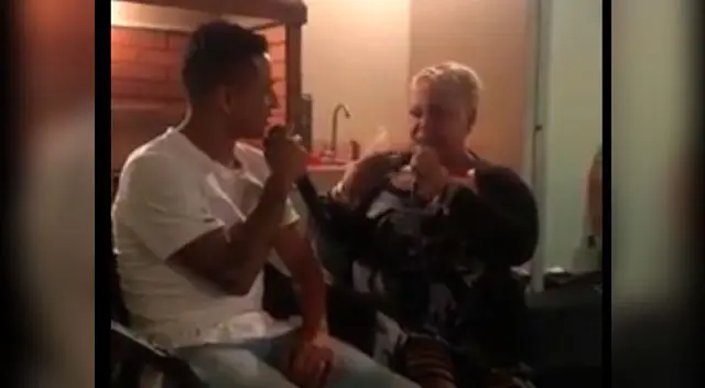 Yoshimar Yotún y Lucía de la Cruz cantan juntos. Yoshimar Yotún y Lucía de la Cruz cantan juntos.