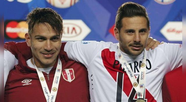 Paolo Guerrero junto a Claudio Pizarro en la Copa América Paolo Guerrero junto a Claudio Pizarro en la Copa América