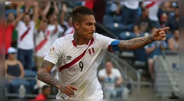 Paolo Guerrero celebrando una anotación con la selección peruana