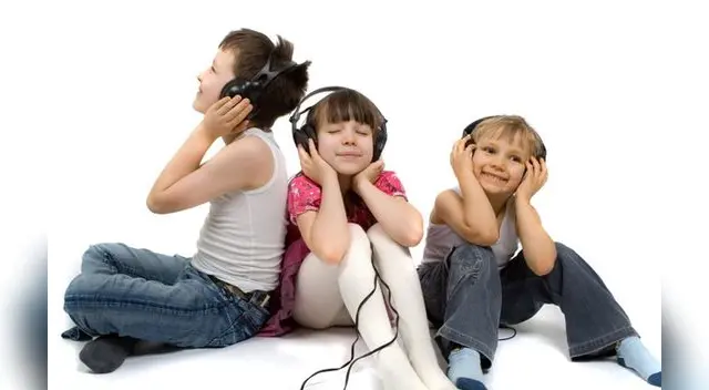 Niños escuchando música