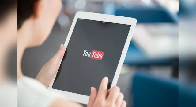 Persona visitando la plataforma de YouTube