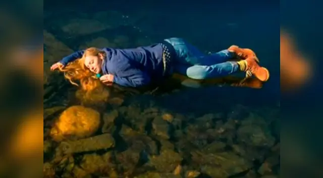 Fotógrafa rusa escuchando los sonidos del lago Fotógrafa rusa escuchando los sonidos del lago