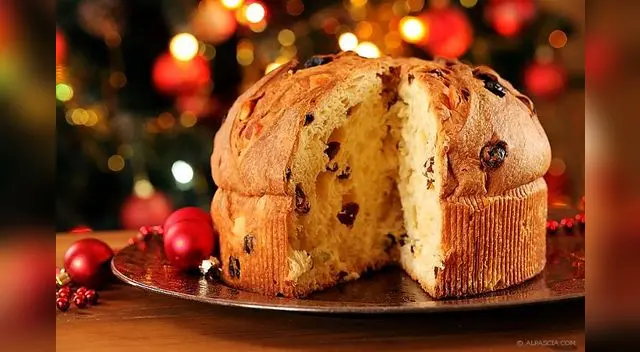 Panetón en cena navideña Panetón en cena navideña