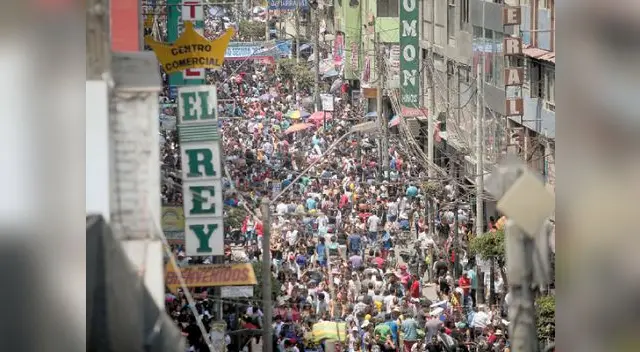Peatones y ambulantes repletan emporio comercial de La Victoria