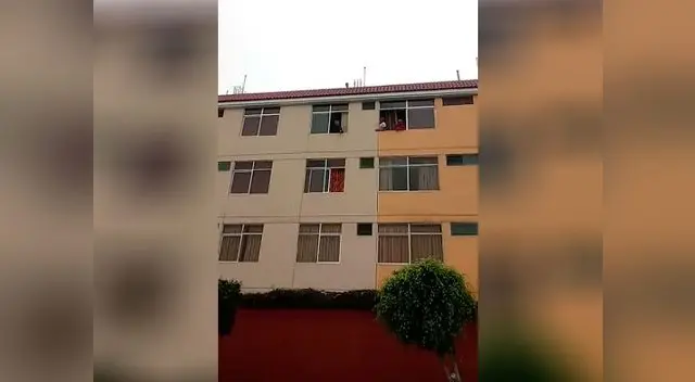 Sujeto intenta lanzarse desde el cuarto piso de un hostal Sujeto intenta lanzarse desde el cuarto piso de un hostal