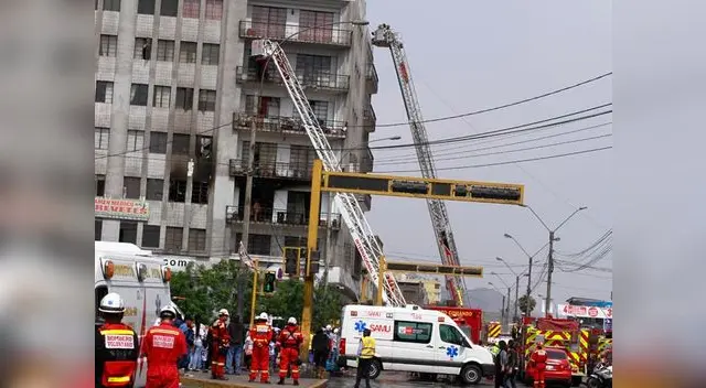 Más de un centenar de bomberos acudieron a la emergencia  Más de un centenar de bomberos acudieron a la emergencia