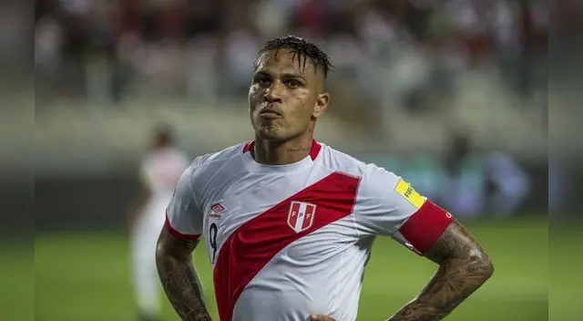 Paolo Guerrero vistiendo la camiseta de la selección peruana Paolo Guerrero vistiendo la camiseta de la selección peruana