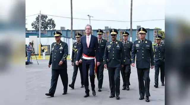 El ministro del Interior Carlos Basombrío con el alto mando policial