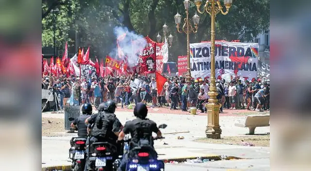 Plaza del Congreso queda arrasada por los enfrentamientos.