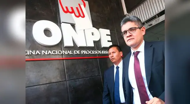 Fiscal José Pérez Gómez saliendo de la ONPE
