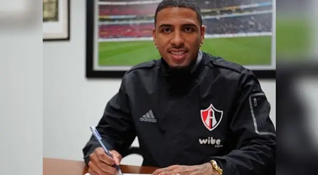 Alexi Gómez firmando contrato con el Atlas