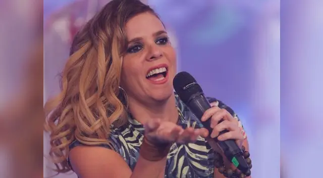 Johanna San Miguel conduciendo programa de competencia Johanna San Miguel conduciendo programa de competencia