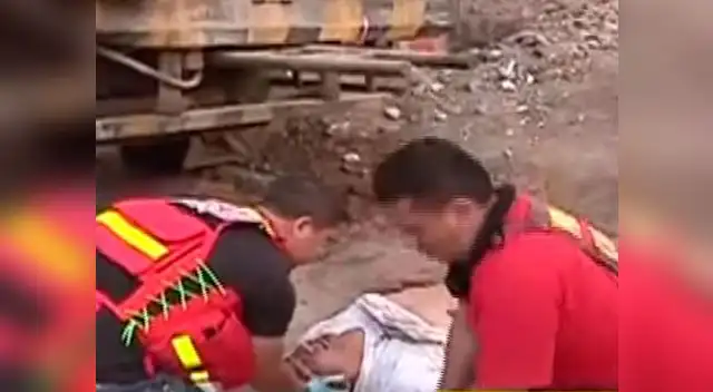 Persona herida siendo atendida por los bomberos