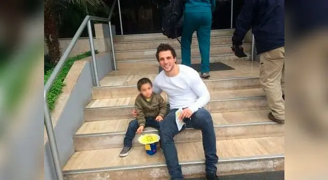 Nicola Porcella feliz con su hijo