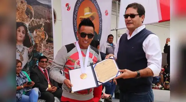 El alcalde Arturo Rebaza premia al Christian Cueva El alcalde Arturo Rebaza premia al Christian Cueva