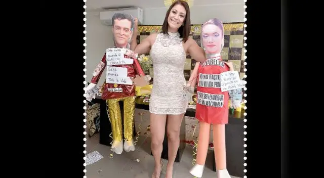 Karla Tarazona con muñecos de su ex Christian Dominguez y Isabel Acevedo