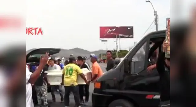 Pobladores bloquean Panamericana Sur y exigen la construcción de un puente peatonal