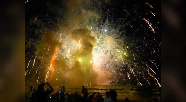 Asistentes al show de fuegos artificiales en Australia por Año Nuevo publicaron imágenes del hecho en redes. 