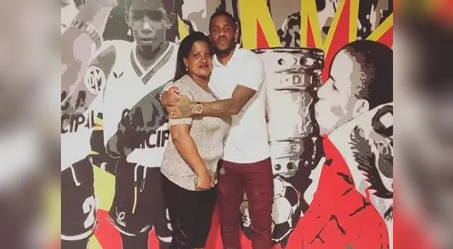 Jefferson posa orgulloso con su madre