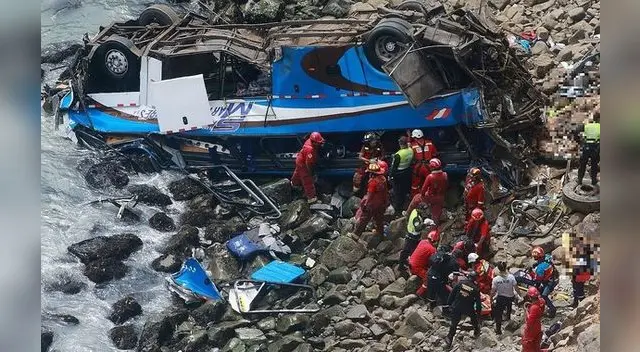 Un bus con 50 pasajeros cayó a la altura del kilómetro 75 de la carretera Panamericana Norte. Foto: Correo