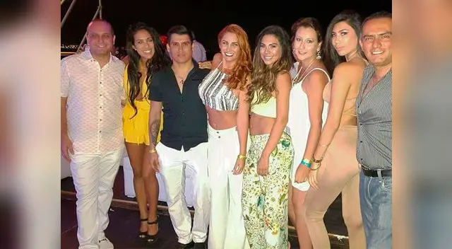 Con este grupo de amigos, Kurt recibió el Año Nuevo en Colán Con este grupo de amigos, Kurt recibió el Año Nuevo en Colán