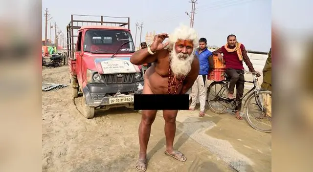 Monje hindú realizó insólito acto de proeza y no sintió dolor