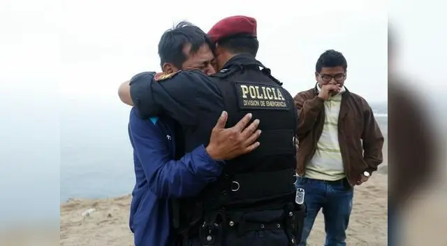 El pésame de un policía a uno de los padres de las víctimas del accidente de Pasamayo | Foto: Flavio Matos El pésame de un policía a uno de los padres de las víctimas del accidente de Pasamayo | Foto: Flavio Matos