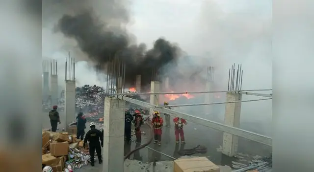 Se reporta un incendio en almacén de juguetes en Barrios Altos 