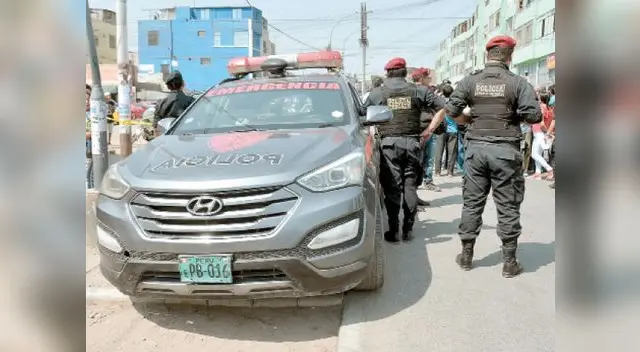 Delincuentes también golpearon a policía que los custodiaba. Delincuentes también golpearon a policía que los custodiaba.