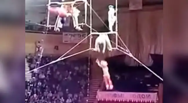  Acróbata de circo cae al dar piruetas en el aire