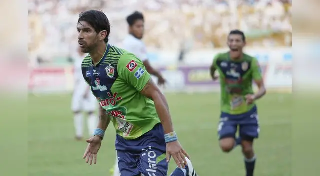 El Loco Abreu ante Alianza Lima