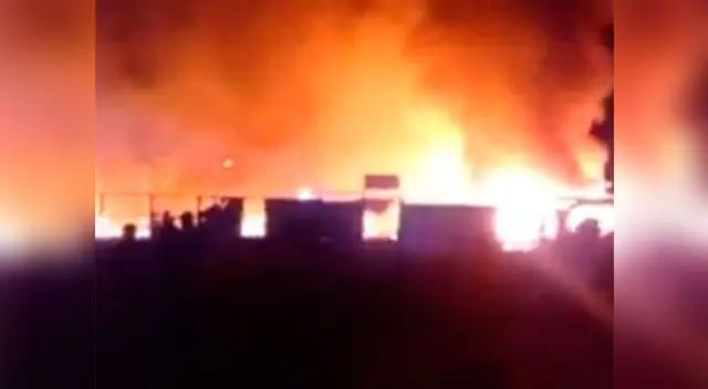 Intenso fuego en incendio de centro comercial de Chincha