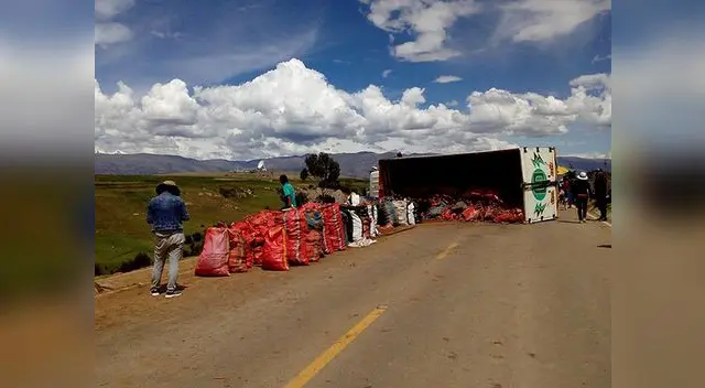 La pesada unidad quedó en medio de la vía tras el accidente La pesada unidad quedó en medio de la vía tras el accidente