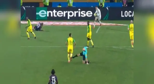 El árbitro del partido entre PSG y Nantes protagonizó un particular episodio