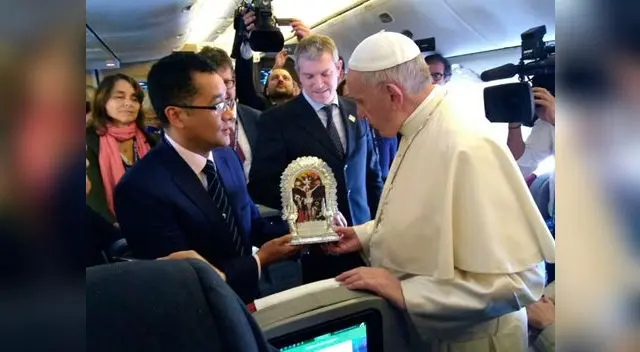 Papa Francisco recibe replica del cristo moreno en Chile por parte de periodista Papa Francisco recibe replica del cristo moreno en Chile por parte de periodista