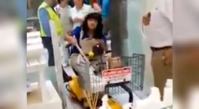 Trabajadora venezolana es golpeada y humillada en un centro comercial chileno Trabajadora venezolana es golpeada y humillada en un centro comercial chileno
