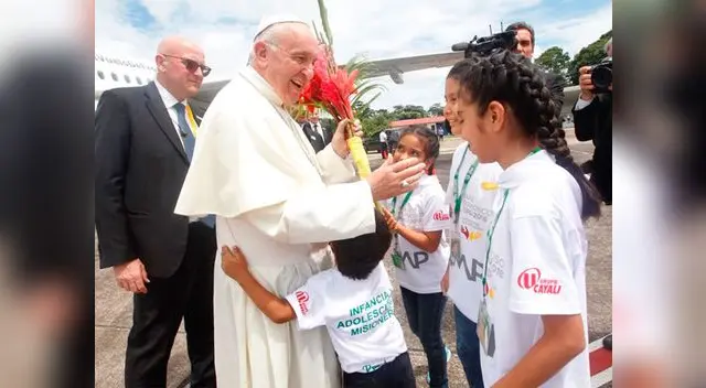 Papa Francisco fue recibido por niños en Puerto Maldonado
