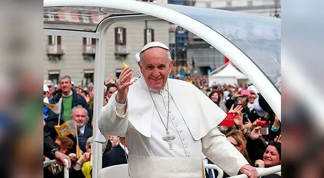 Papa Francisco detuvo el papamóvil para auxiliar a carabinera